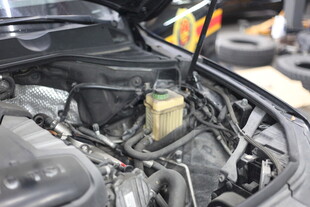 汽车发动机舱细节特写