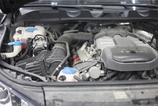 汽车发动机舱细节展示