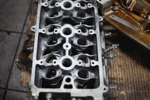 汽车发动机缸盖特写