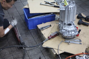 工人维修机械设备