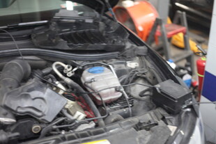 汽车发动机舱内部细节