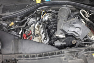 汽车发动机内部细节展示