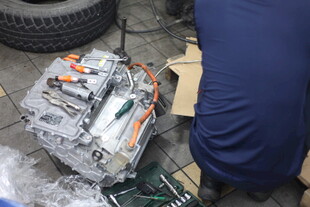 汽车发动机拆解现场