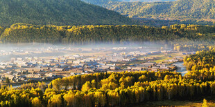 秋日山林晨雾美景