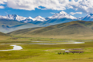 草原雪山间的美丽风光