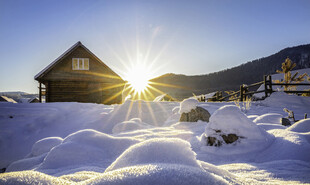 冬日雪中小屋的温暖景象