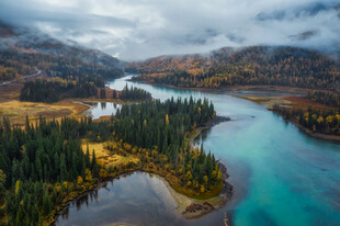 山间蓝河与葱郁森林美景