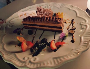 精致巧克力草莓装饰蛋糕