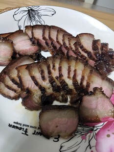 美味切片卤肉摆于盘中