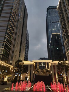 都市夜景下的璀璨建筑景观