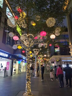 街道璀璨灯饰吸引行人