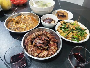 丰盛中式菜肴摆桌