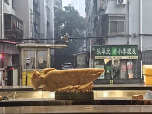 街边橱窗里的金色摆件