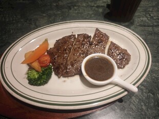 美味牛排配蔬菜与酱汁