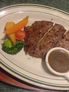 美味牛排配蔬菜与酱汁