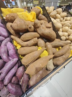 超市中摆放的多彩红薯