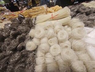 市场中的多样面条制品