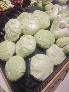 超市里摆放的新鲜卷心菜