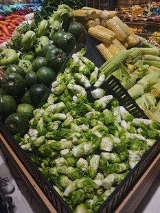 超市里琳琅满目的新鲜蔬菜