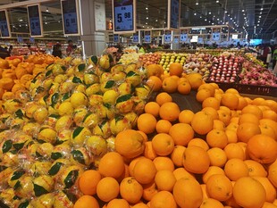 超市中琳琅满目的新鲜水果