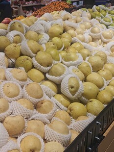 超市里摆放整齐的梨