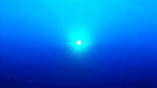 蓝色背景中的亮光