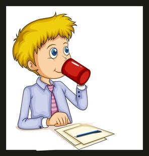 男孩桌边用杯喝水