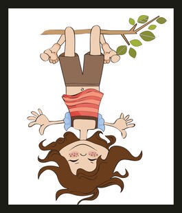 倒挂玩耍的小女孩