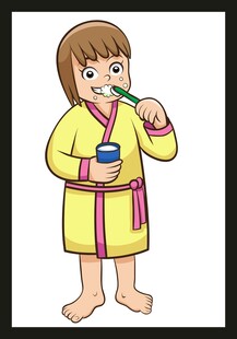 穿着浴袍刷牙的小男孩