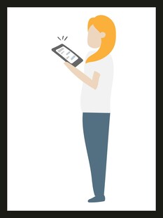 女子手持平板专注查看