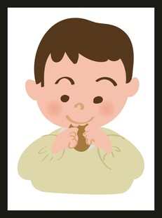 可爱男孩吃饼干