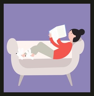 沙发上惬意阅读的女子