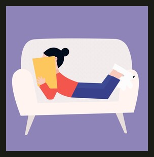 沙发上惬意阅读的女子