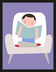 男孩舒适地坐在沙发上读书