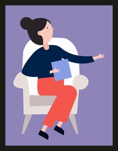 女士坐沙发手持文件示意