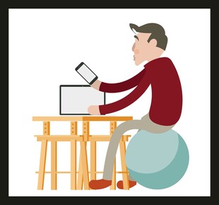 坐在健身球上办公的男子