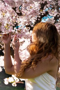 女子赏樱陶醉瞬间