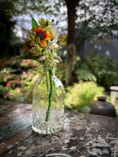 花瓶中绽放的多彩鲜花