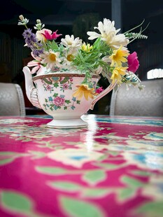 复古花瓶中的多彩花卉