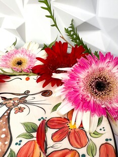 多彩花卉装饰于艺术盘上