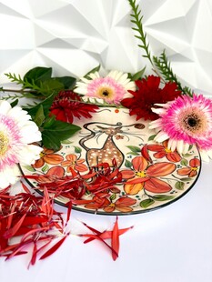 花卉装饰的精美玻璃盘