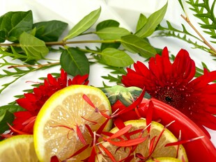 鲜艳蔬果花卉组合画面