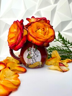 复古花瓶插着艳丽玫瑰