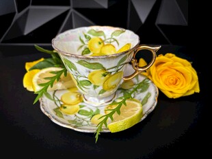 花卉图案茶杯配黄玫瑰