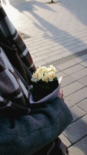 手持花束的背影