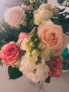 多彩鲜花插于透明花瓶中