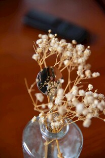 干花插于玻璃瓶中