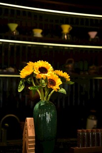 绿瓶中的向日葵插花