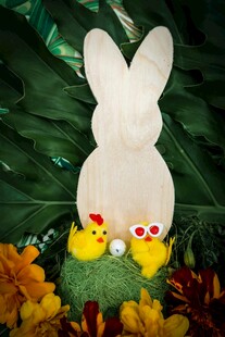 兔子摆件与彩色小鸡装饰