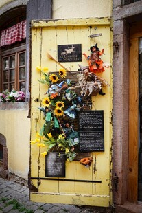 黄色门边的多彩花卉装饰